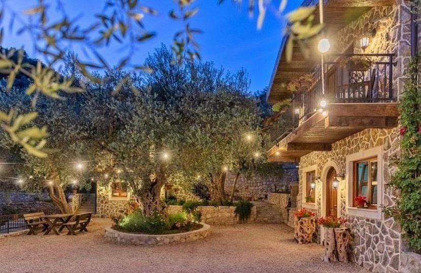 Olive Queen Rustic Estate Bar Exterior photo