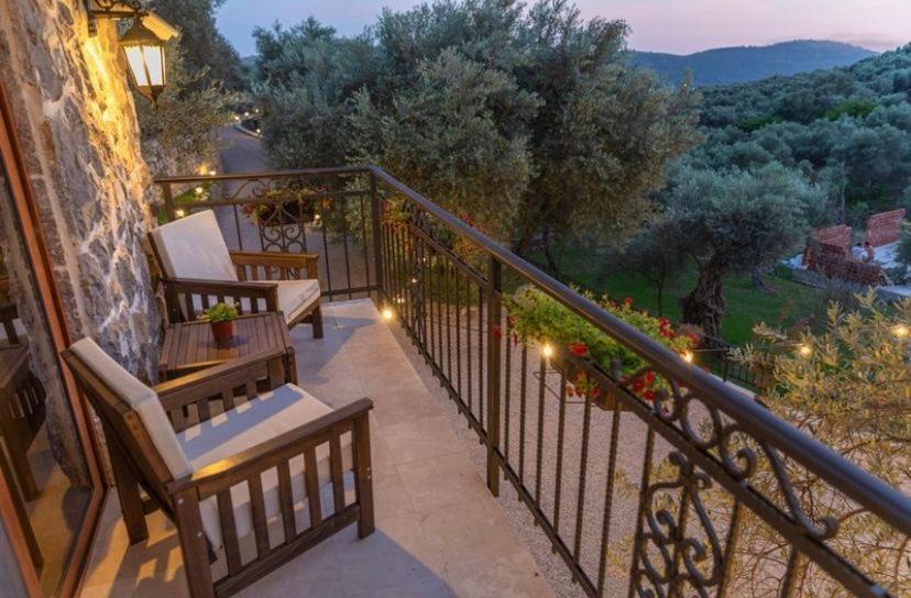 Olive Queen Rustic Estate Bar Exterior photo