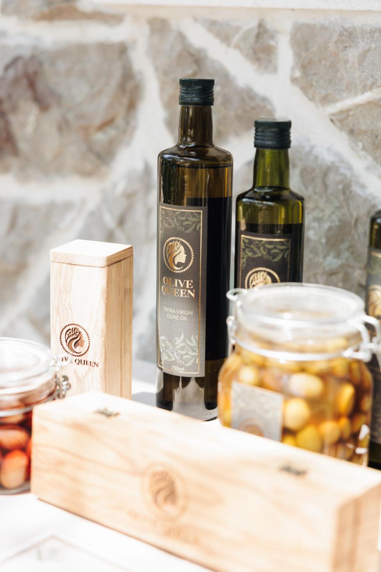 Olive Queen Rustic Estate Bar Exterior photo