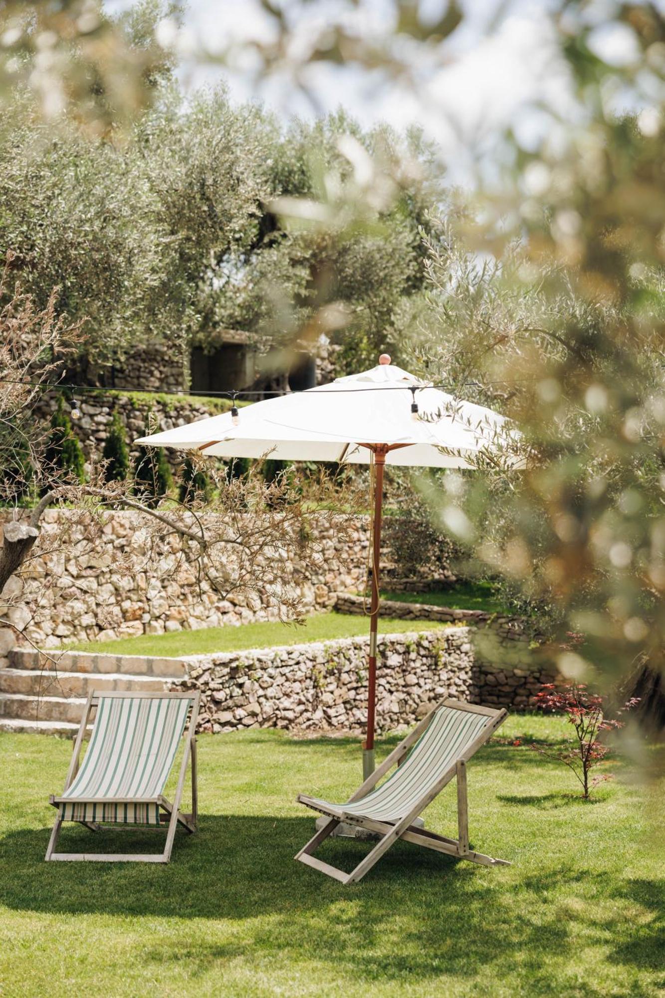 Olive Queen Rustic Estate Bar Exterior photo