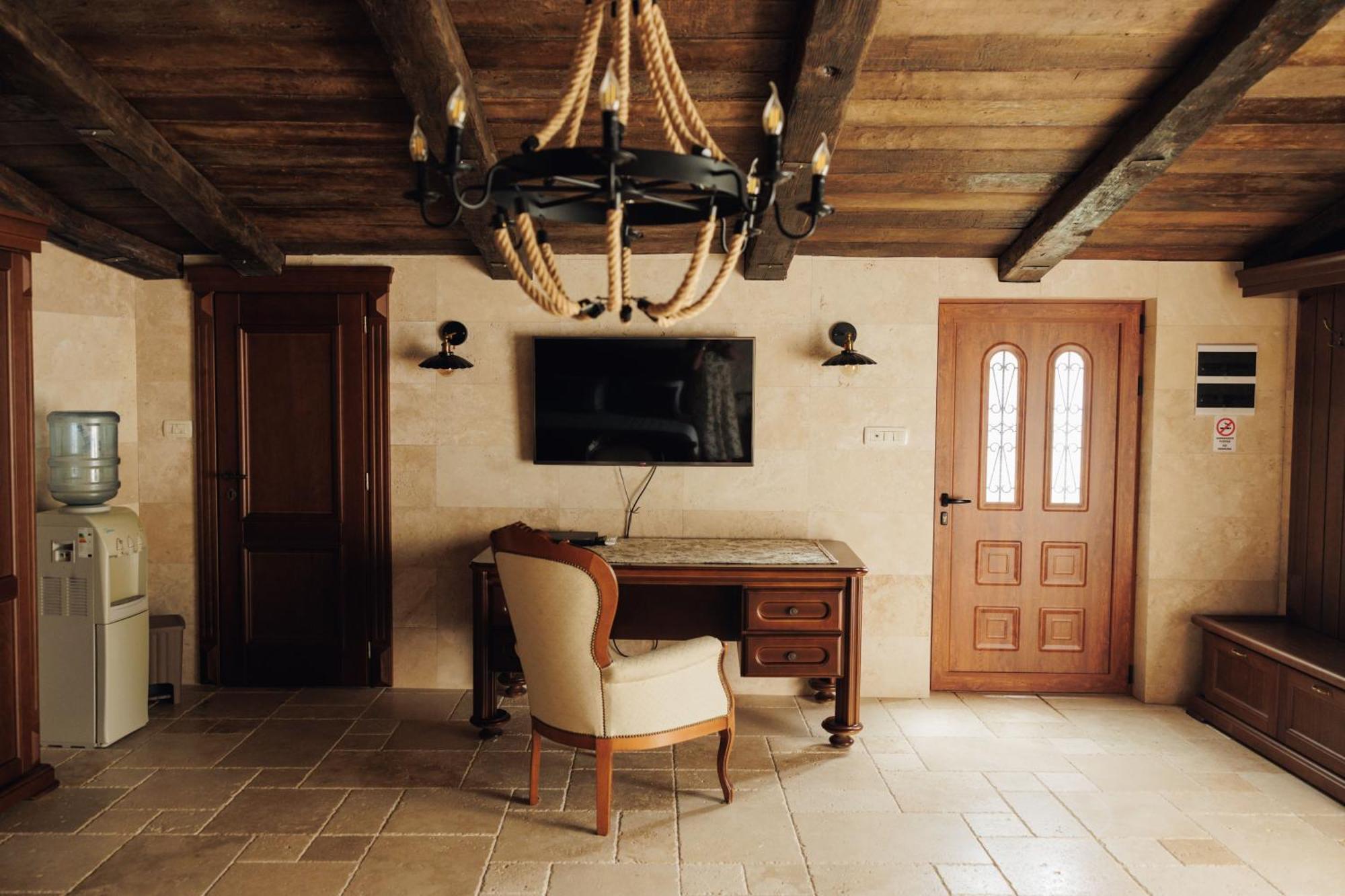 Olive Queen Rustic Estate Bar Exterior photo