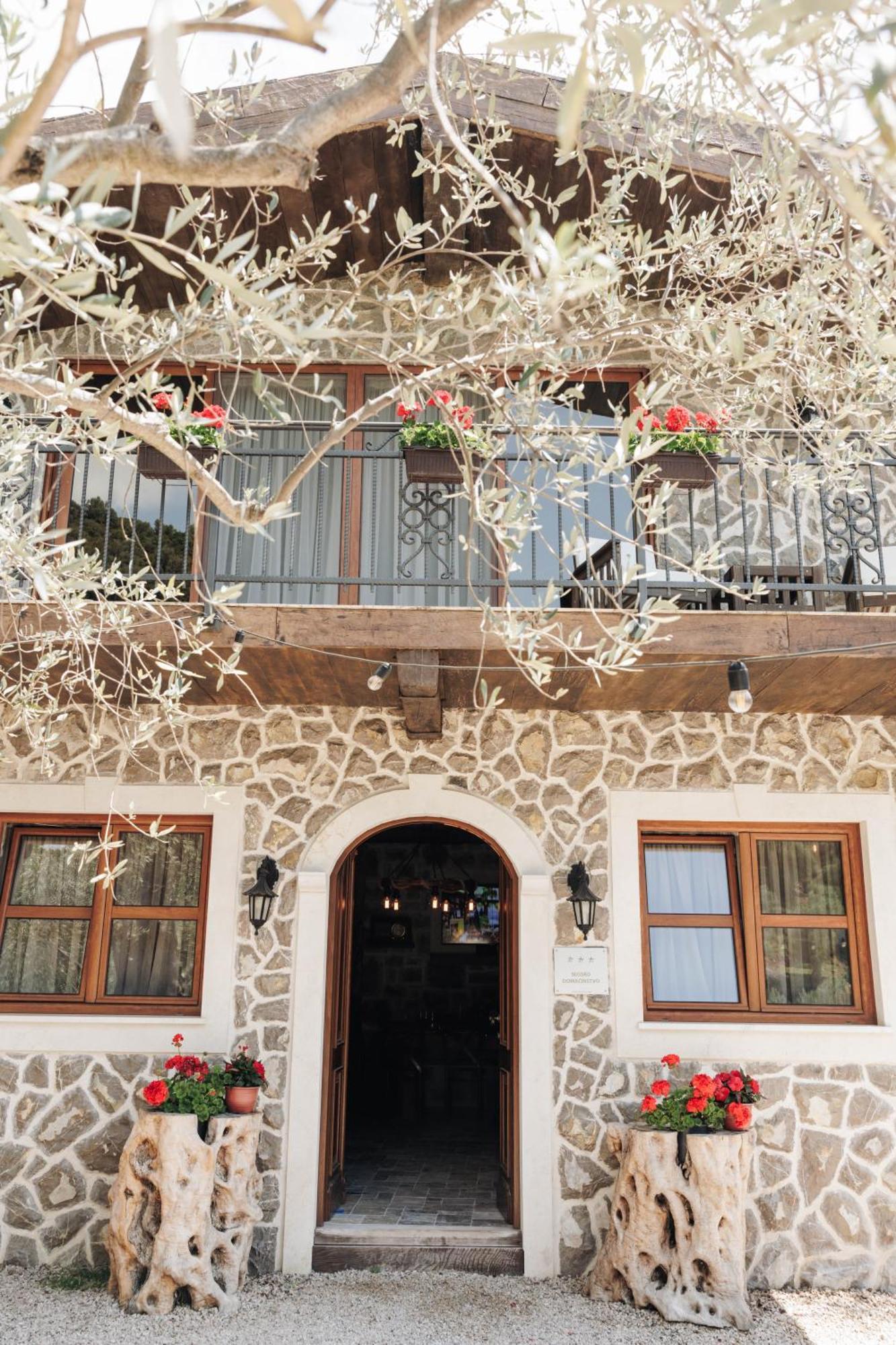 Olive Queen Rustic Estate Bar Exterior photo