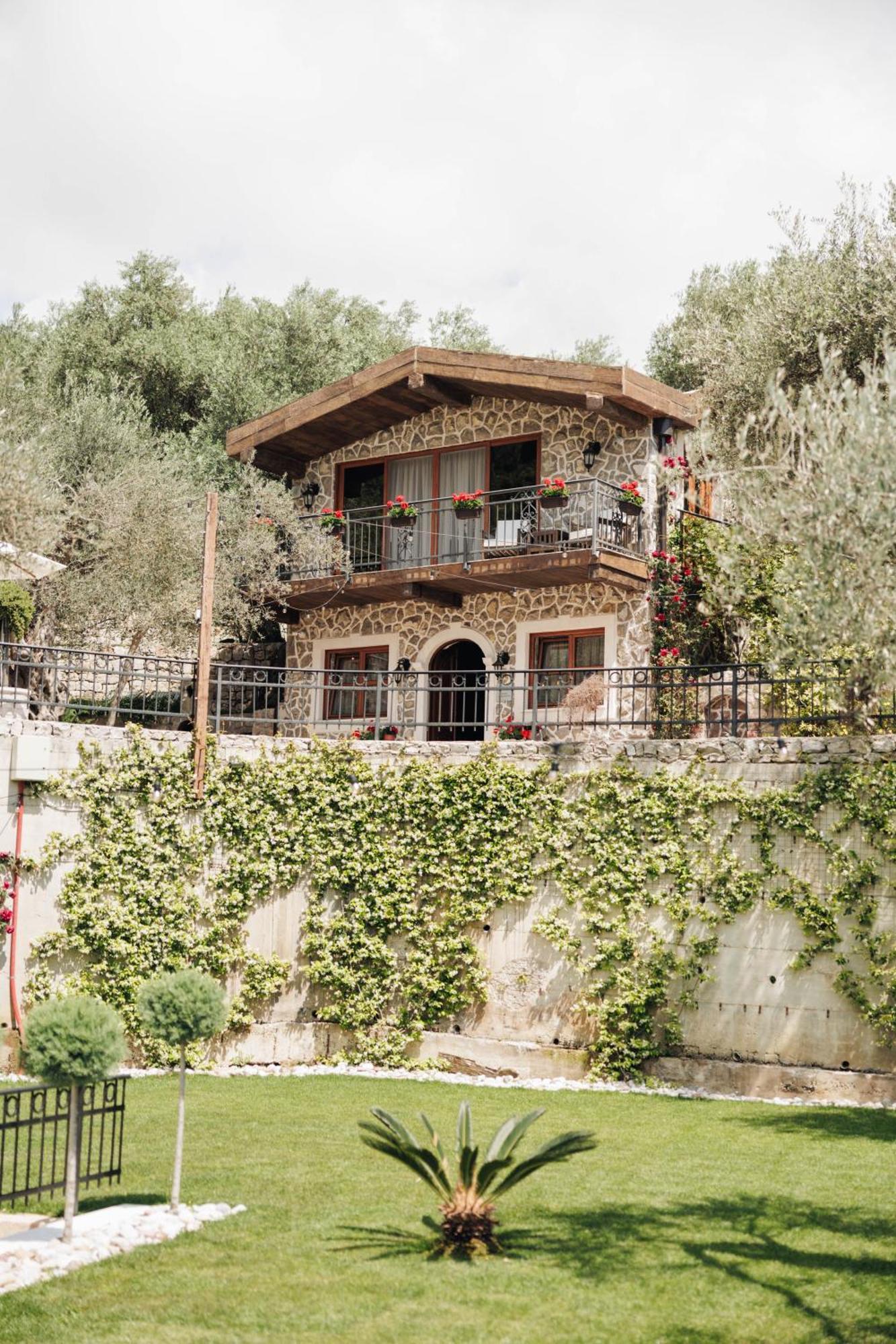 Olive Queen Rustic Estate Bar Exterior photo