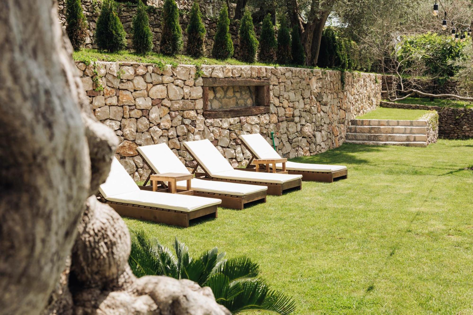 Olive Queen Rustic Estate Bar Exterior photo