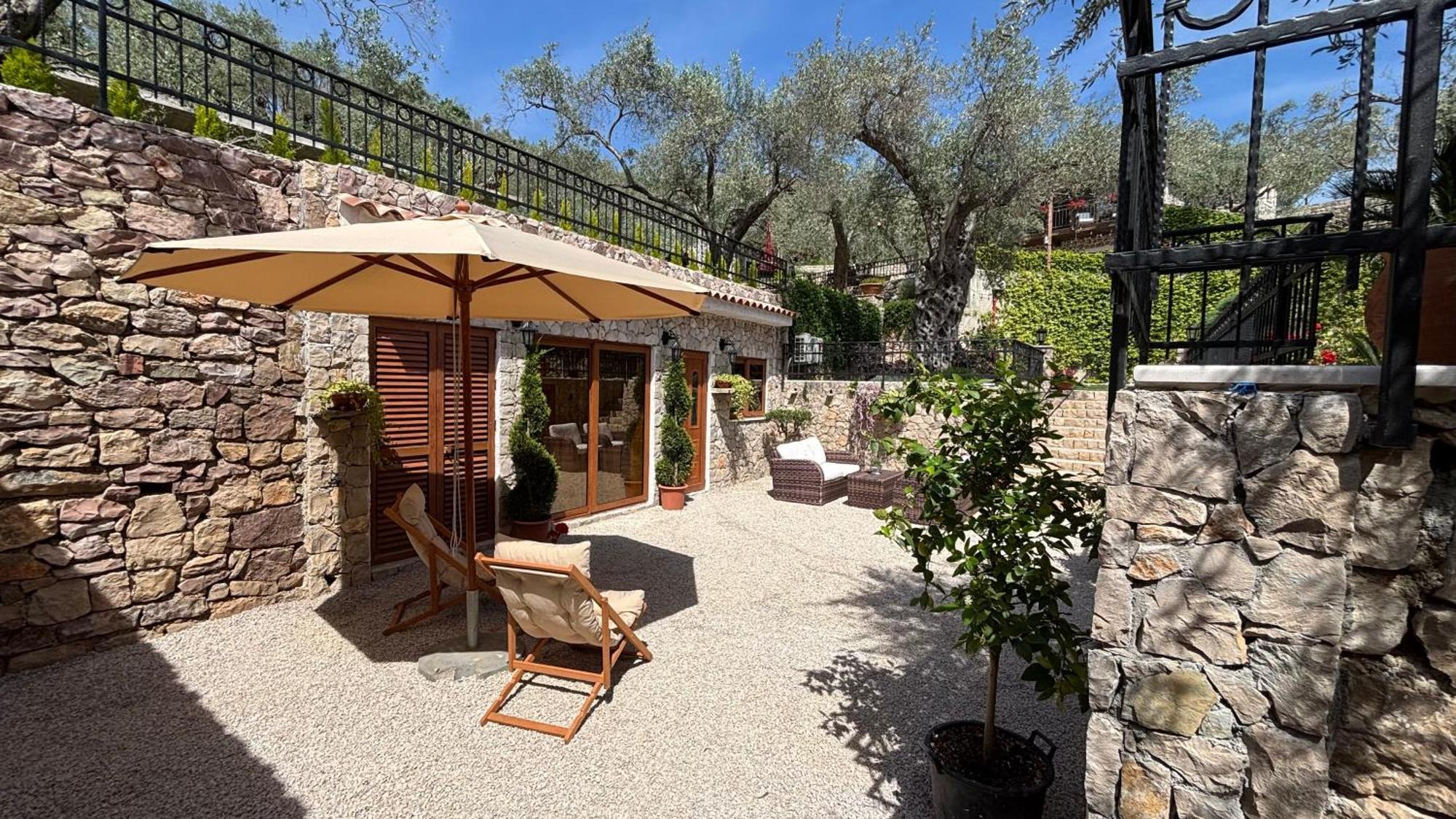 Olive Queen Rustic Estate Bar Exterior photo